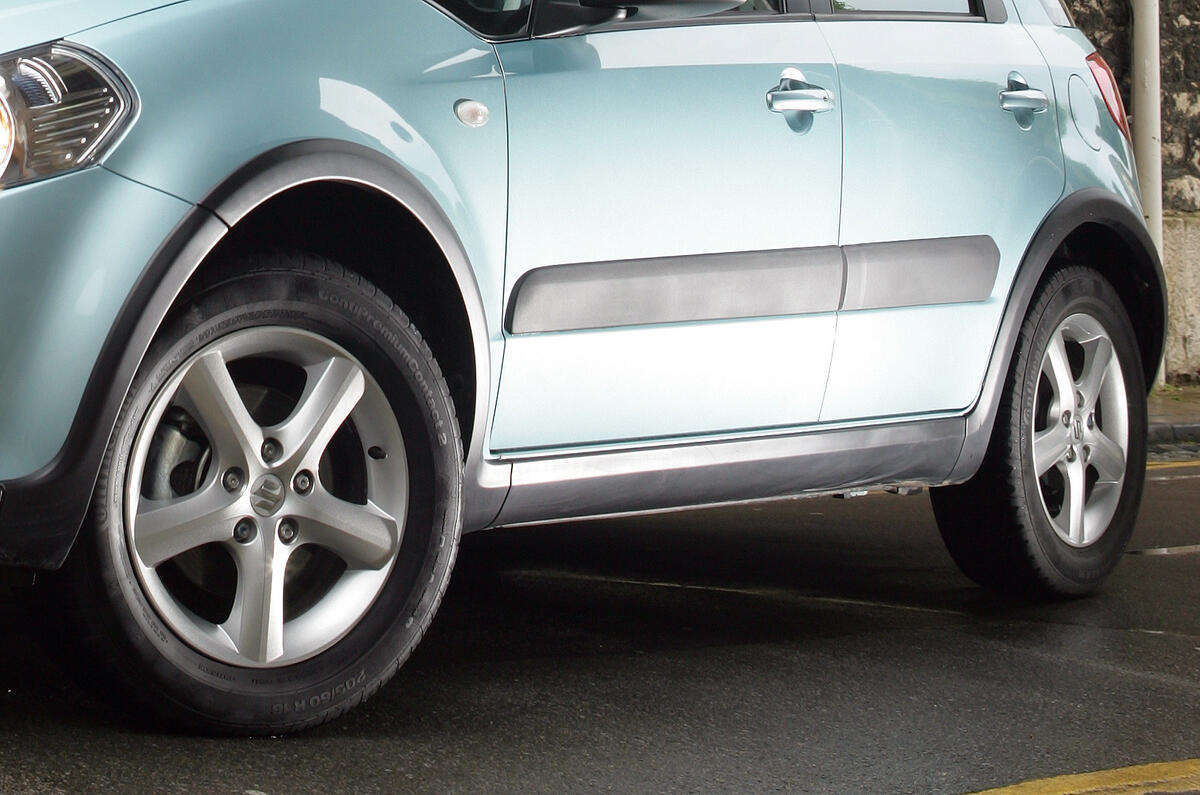 Black plastic mouldings break up the large, flat side panels Suzuki SX4 plastic mouldings