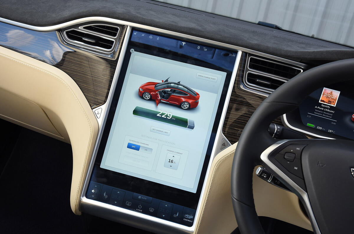 Tesla Model S P90D infotainment