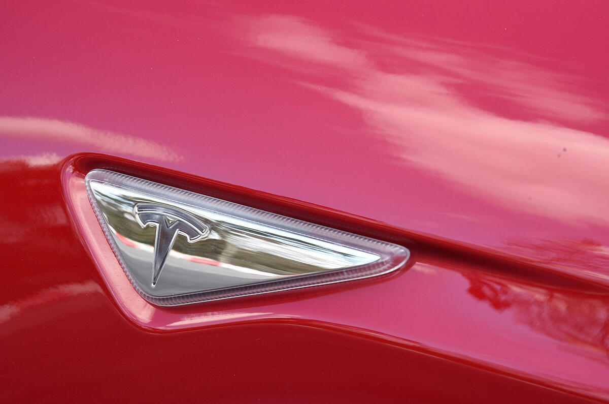 Tesla Model S P90D indicator