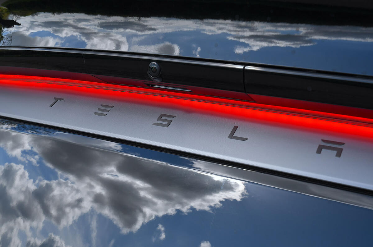 Tesla Model Y 2025 Review lightbar 9275 Tesla Model Y 2025 Review lightbar 9275