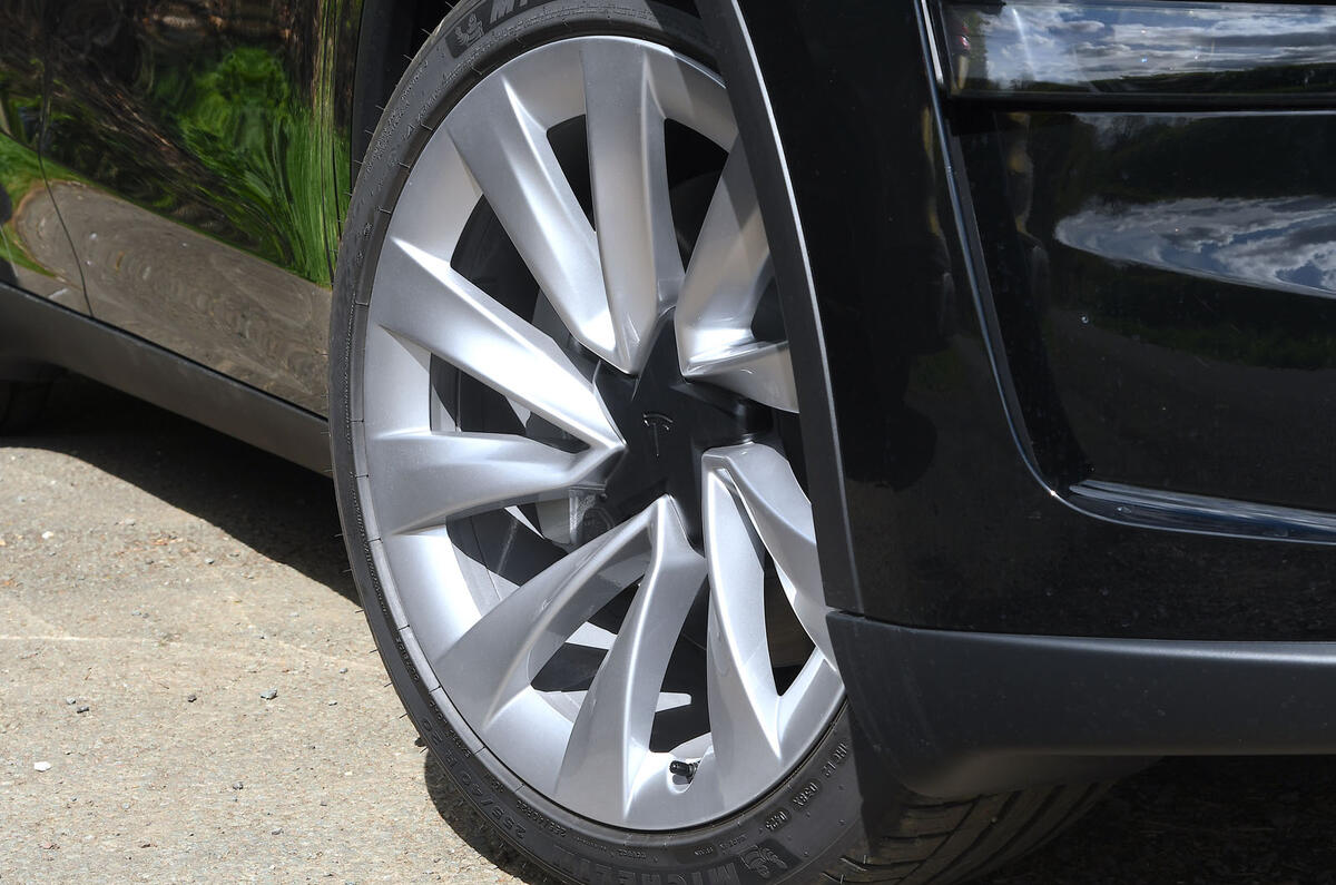 Tesla Model Y 2025 Review wheel 9279 Tesla Model Y 2025 Review wheel 9279