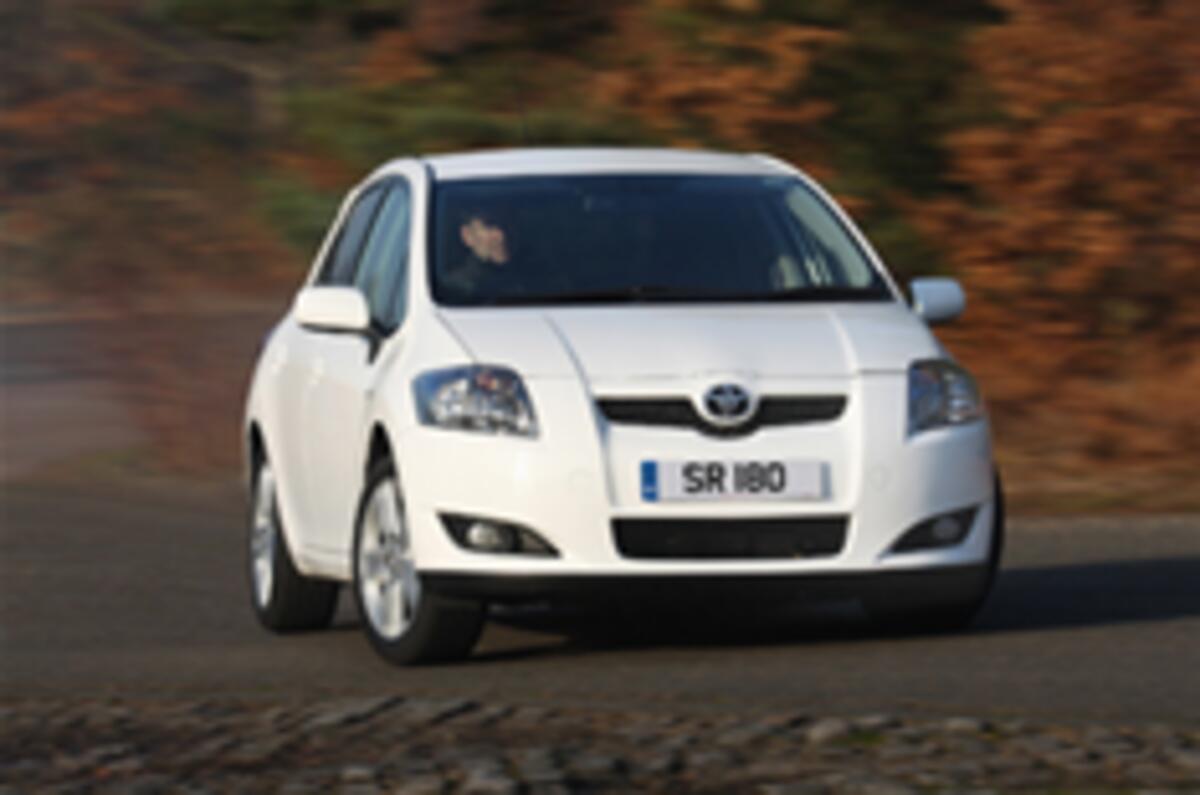 Toyota Auris warms up
