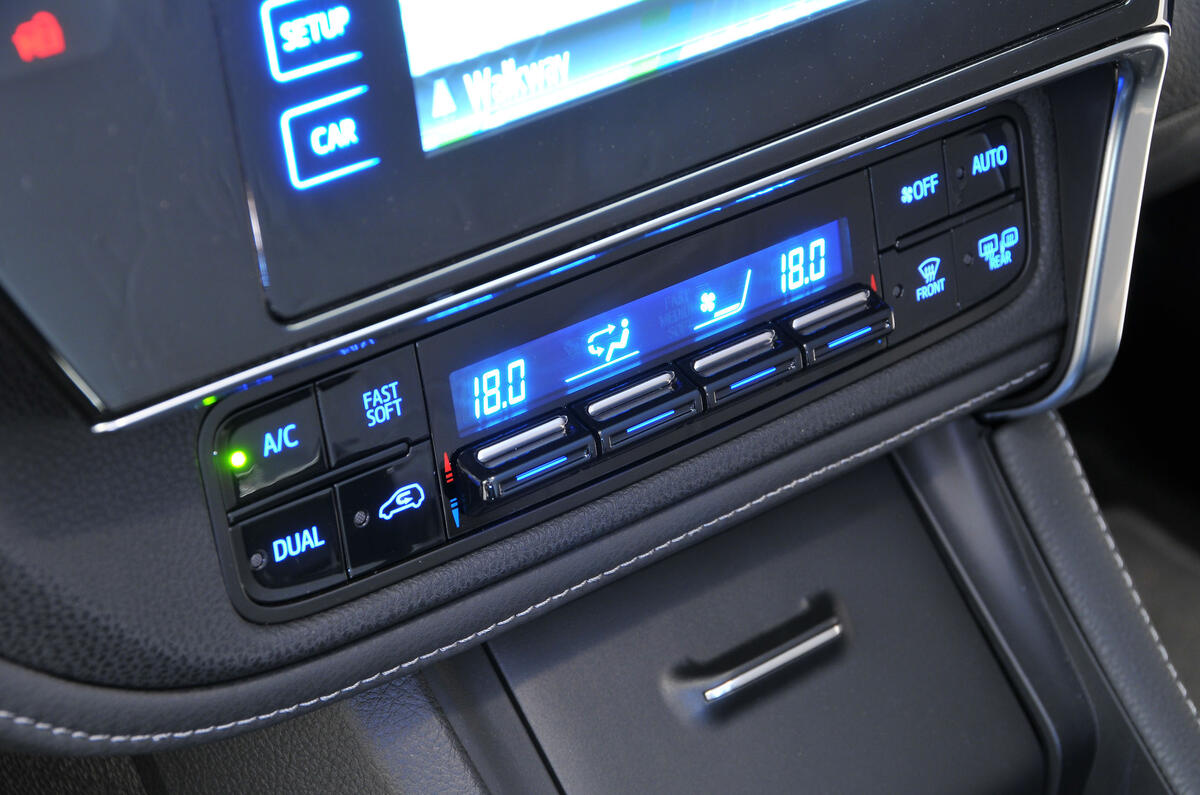 Toyota Auris climate controls
