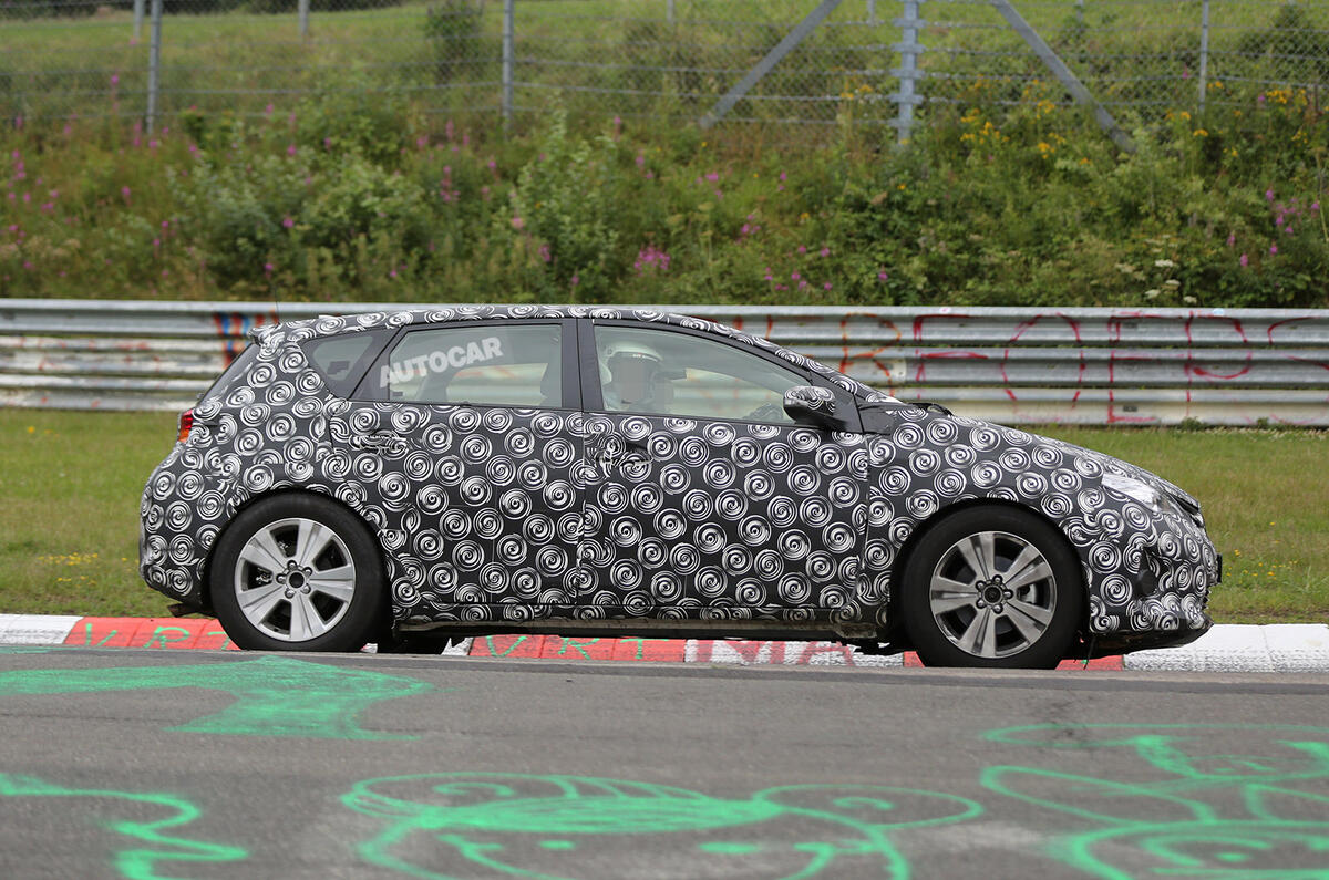 no title Toyota plans Auris crossover - first spy pictures
