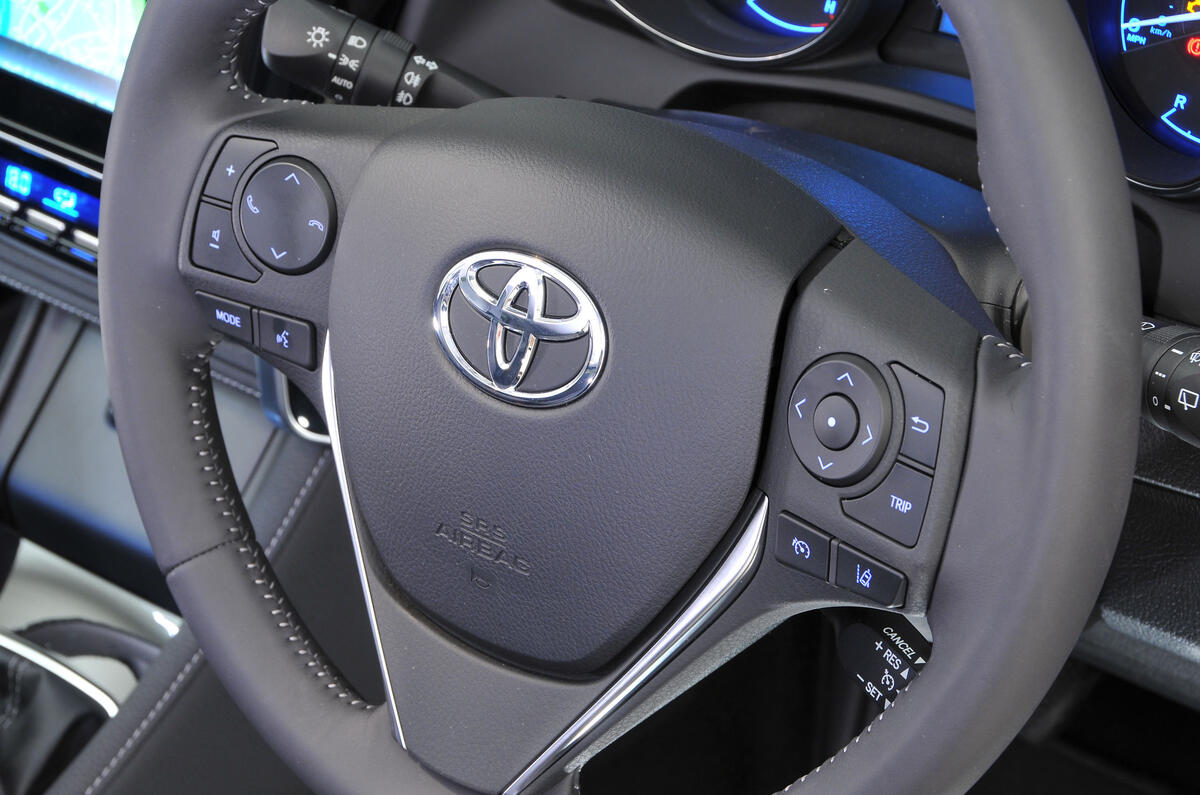 Toyota Auris steering wheel controls