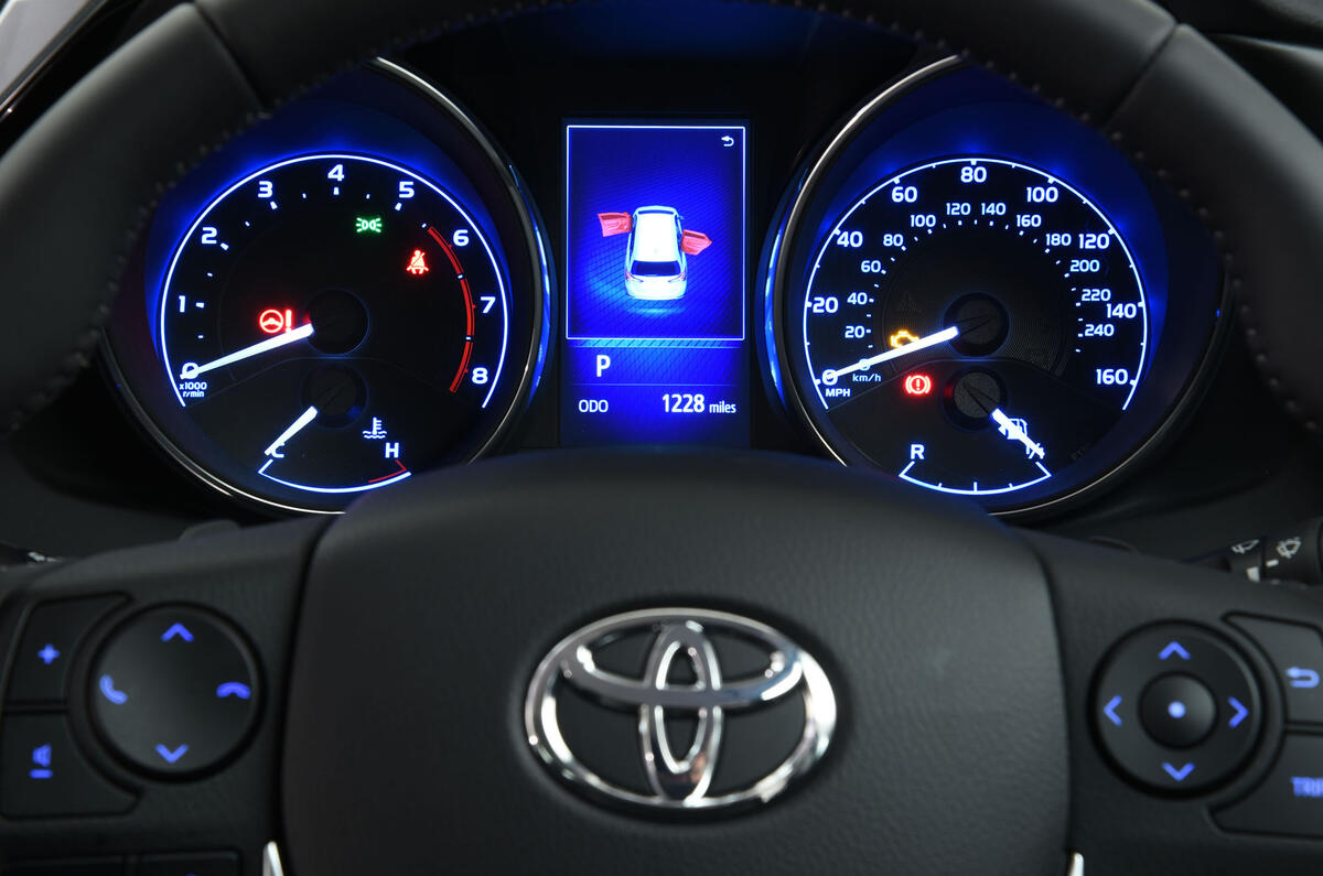 Toyota Auris Touring Sports instrument cluster