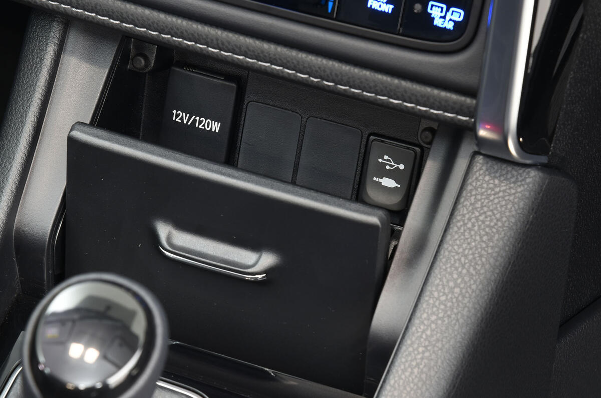 Toyota Auris Touring Sports multimedia ports
