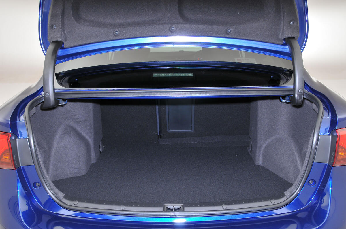 Toyota Avensis boot space