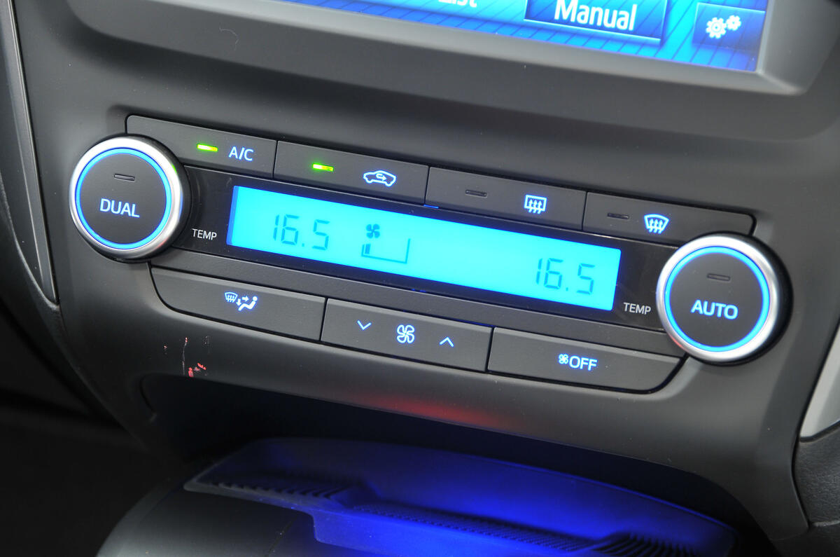 Toyota Avensis climate controls