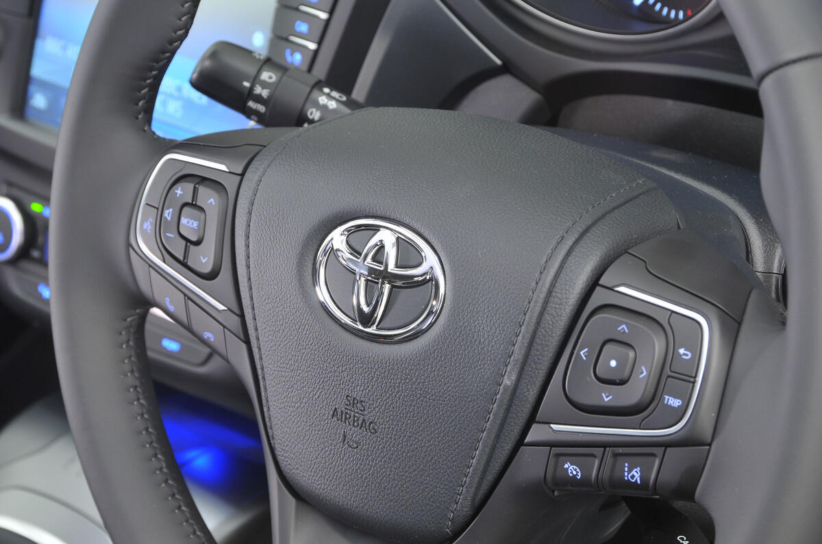 Toyota Avensis steering wheel controls