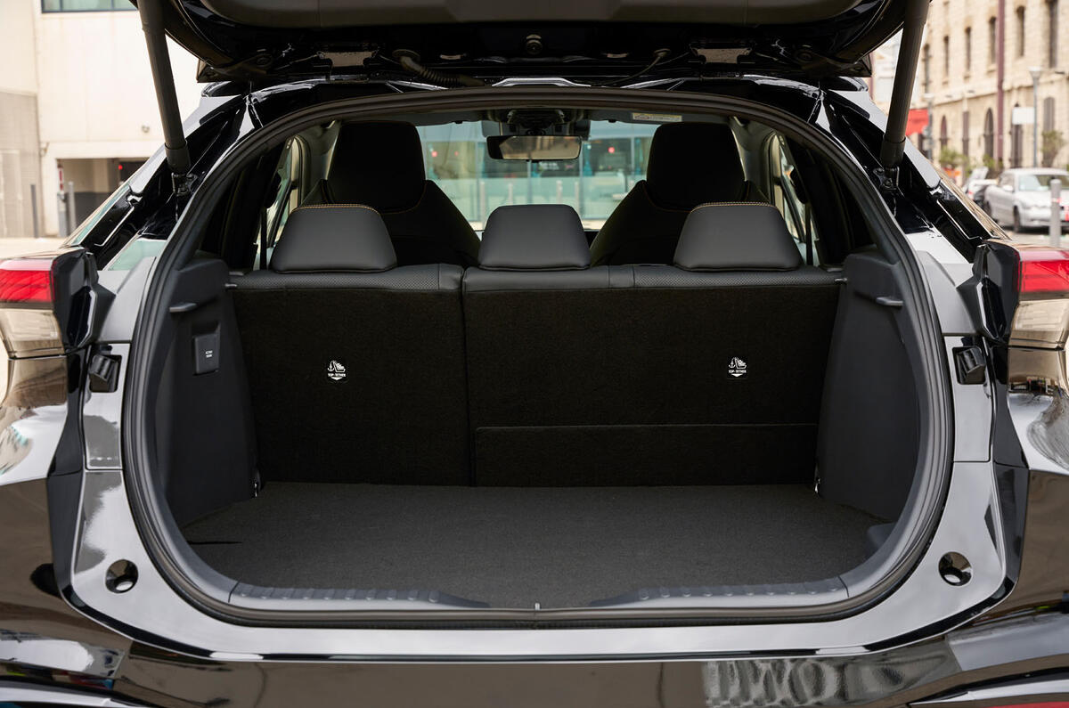 toyota c hr phev essai 2024 19 boot