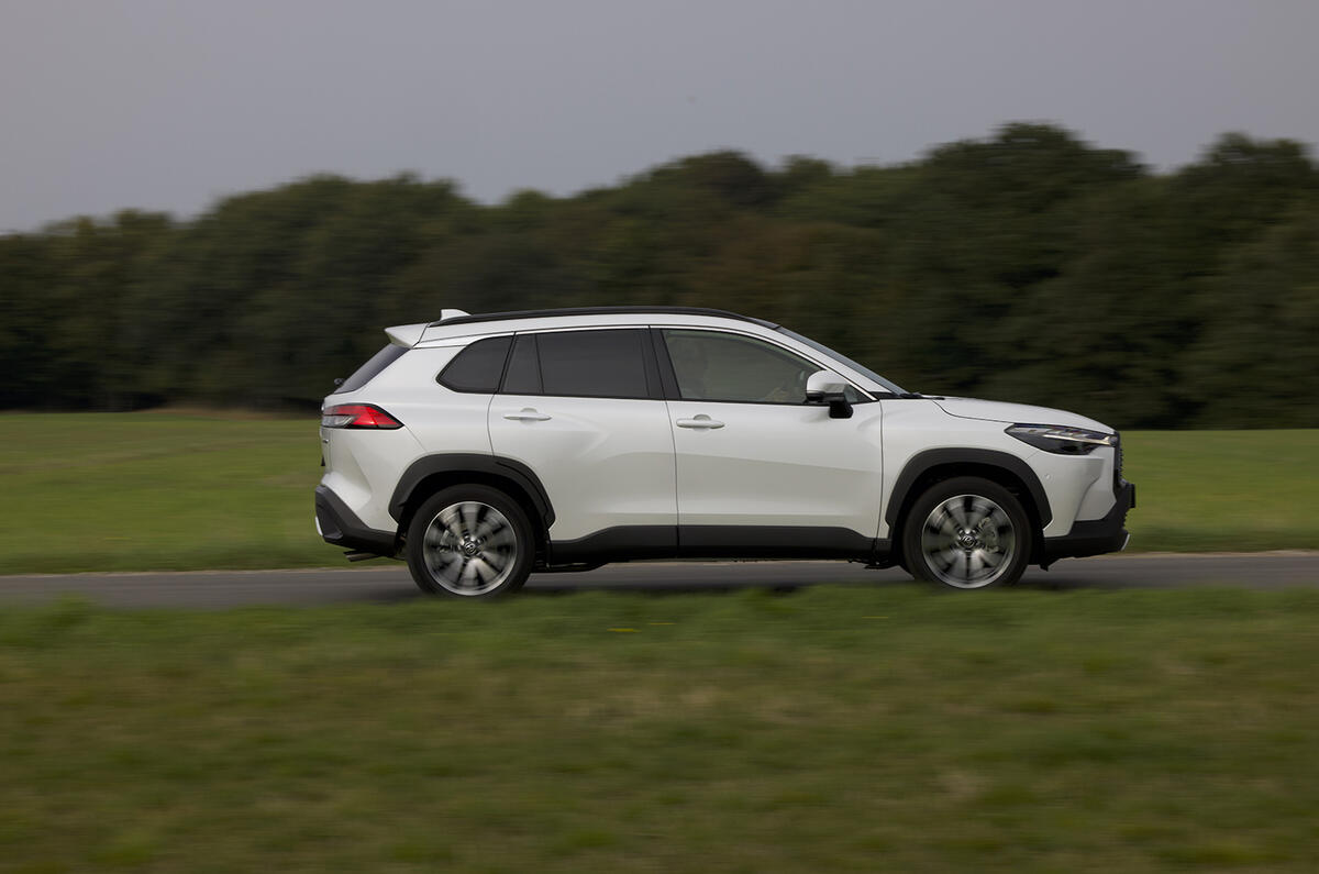 toyota corolla cross 02 side panning toyota corolla cross 02 side panning