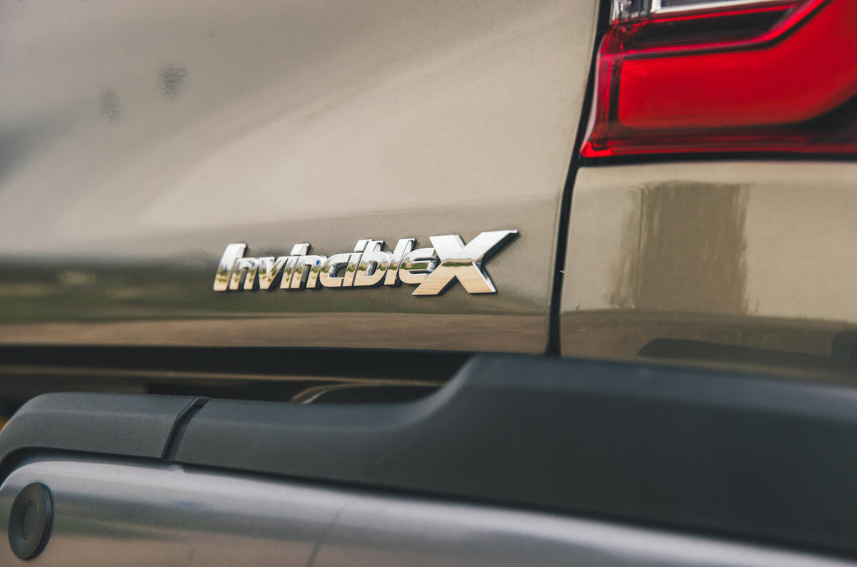 toyota hilux invincible 2025 jh 1