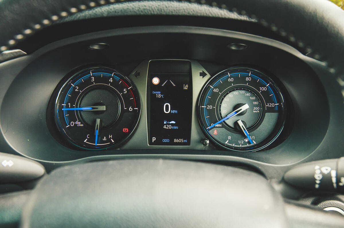 toyota hilux invincible 2025 jh 10