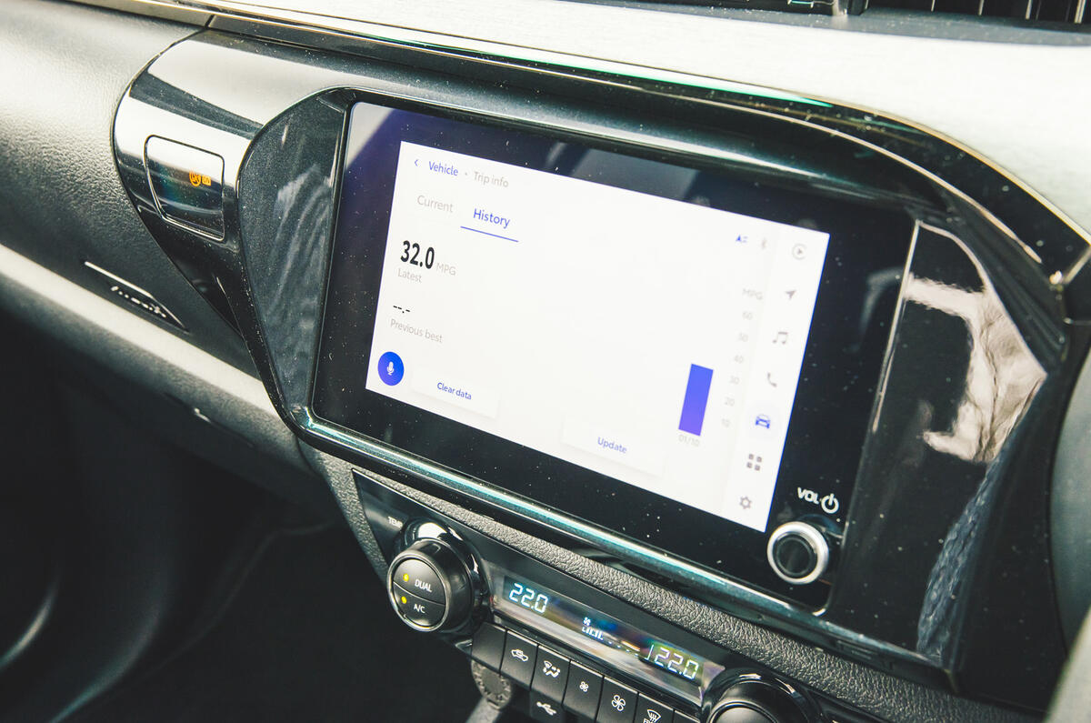 toyota hilux invincible 2025 jh 11