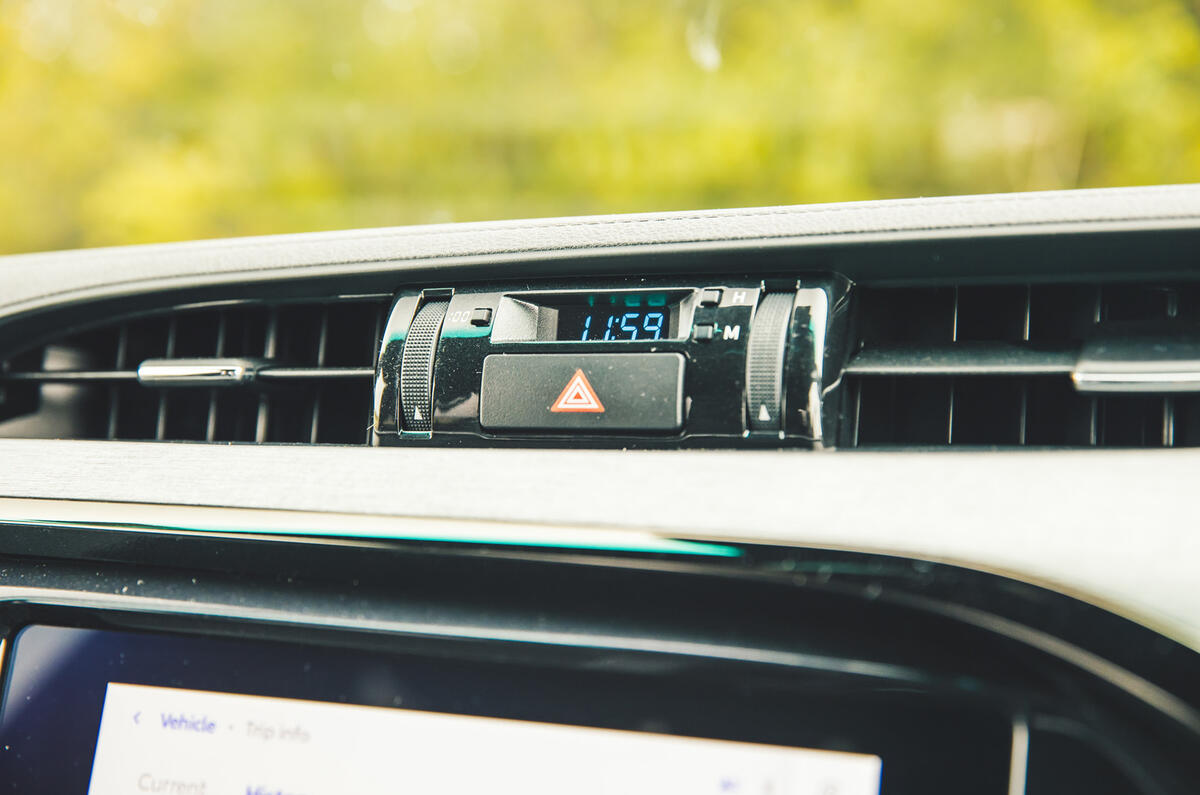 toyota hilux invincible 2025 jh 12