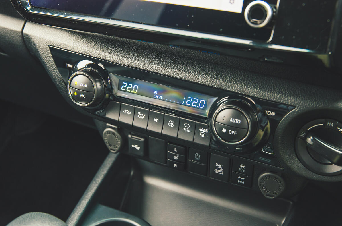 toyota hilux invincible 2025 jh 13