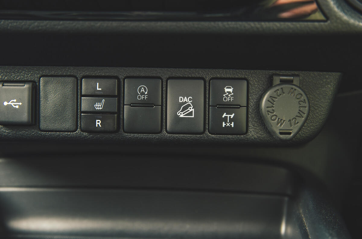 toyota hilux invincible 2025 jh 14