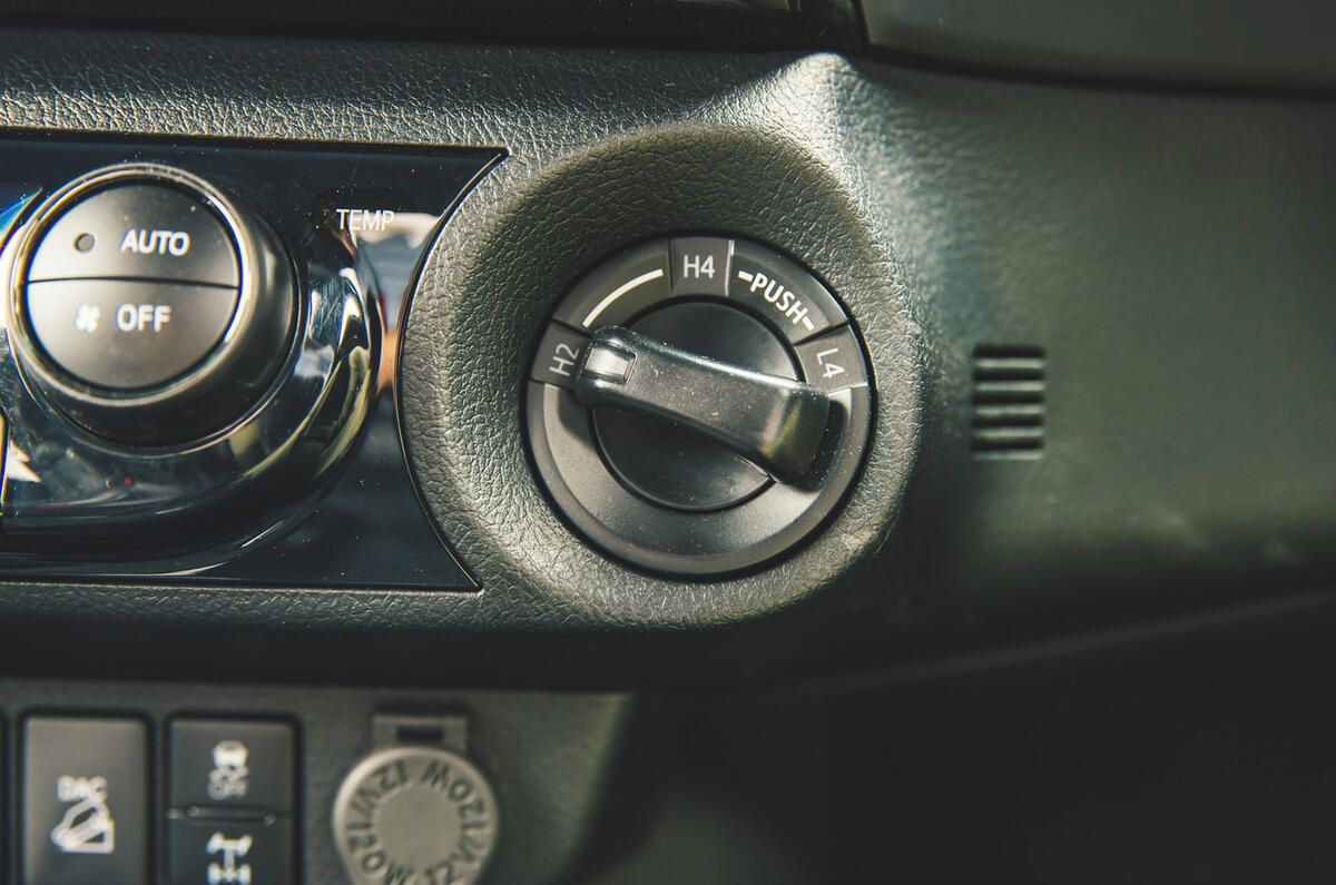 toyota hilux invincible 2025 jh 15