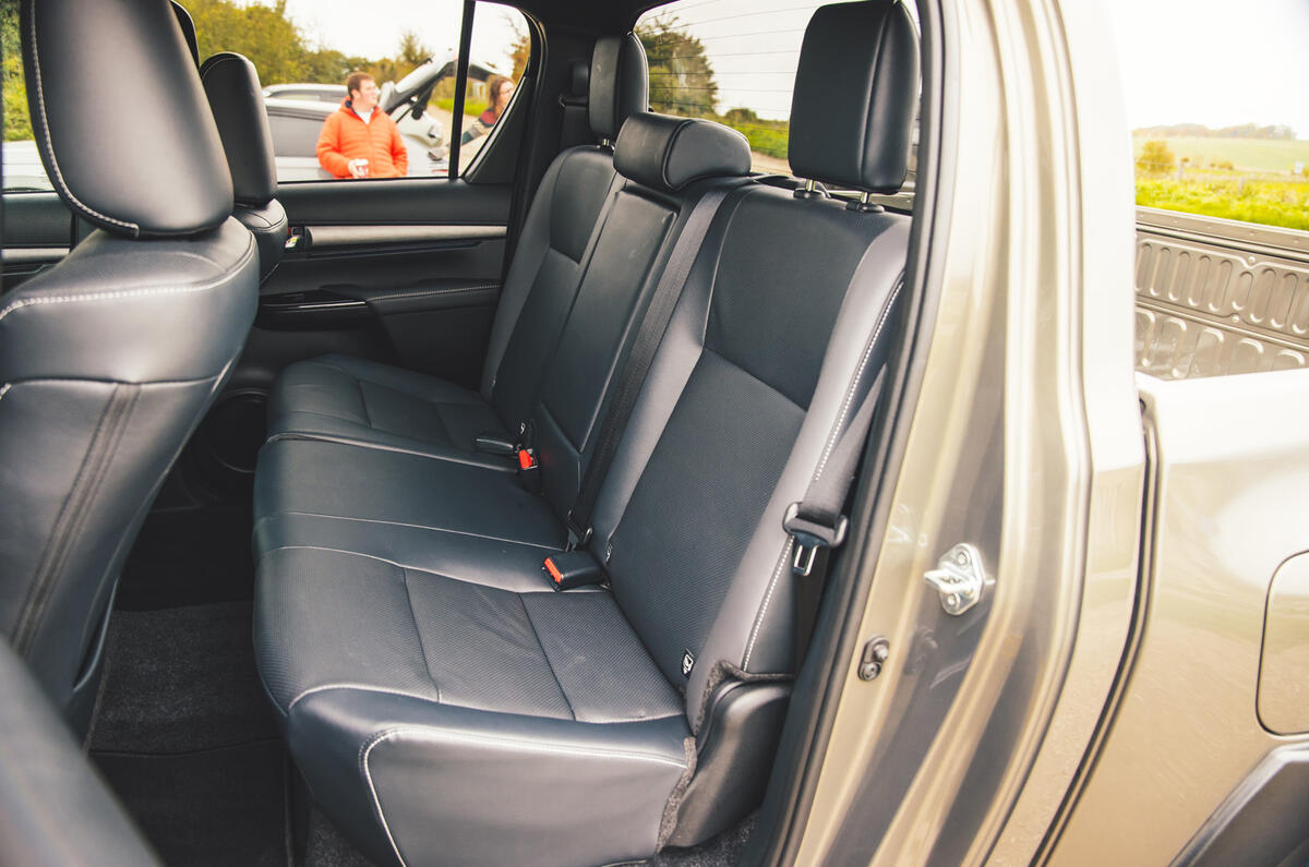 toyota hilux invincible 2025 jh 17