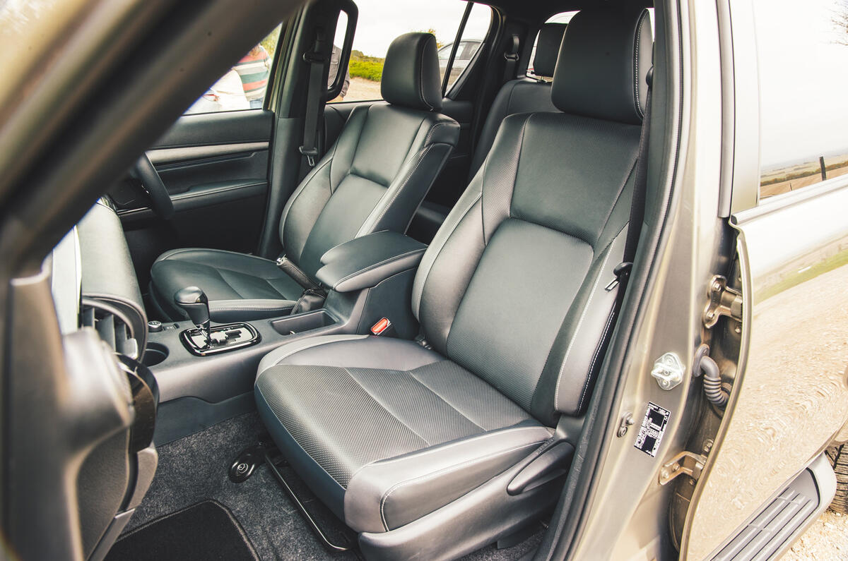 toyota hilux invincible 2025 jh 18