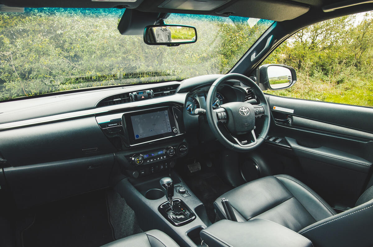 toyota hilux invincible 2025 jh 19