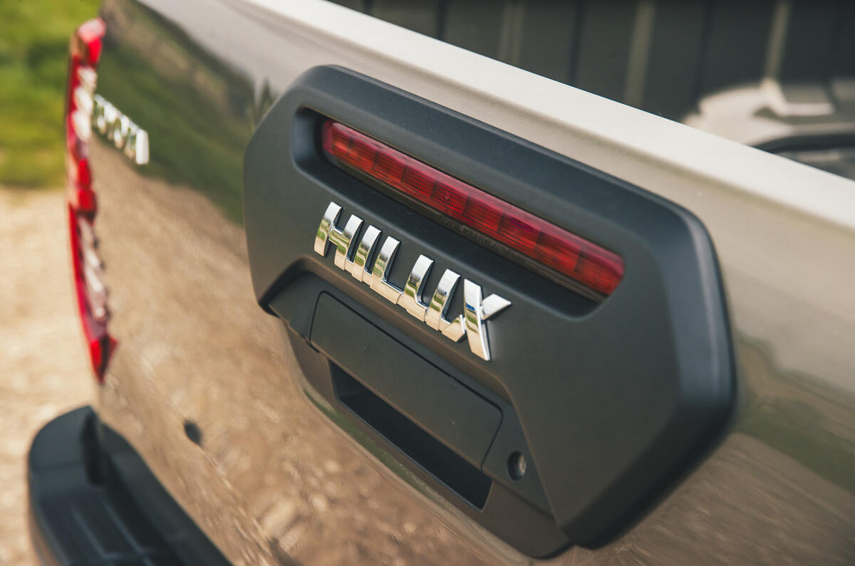 toyota hilux invincible 2025 jh 2