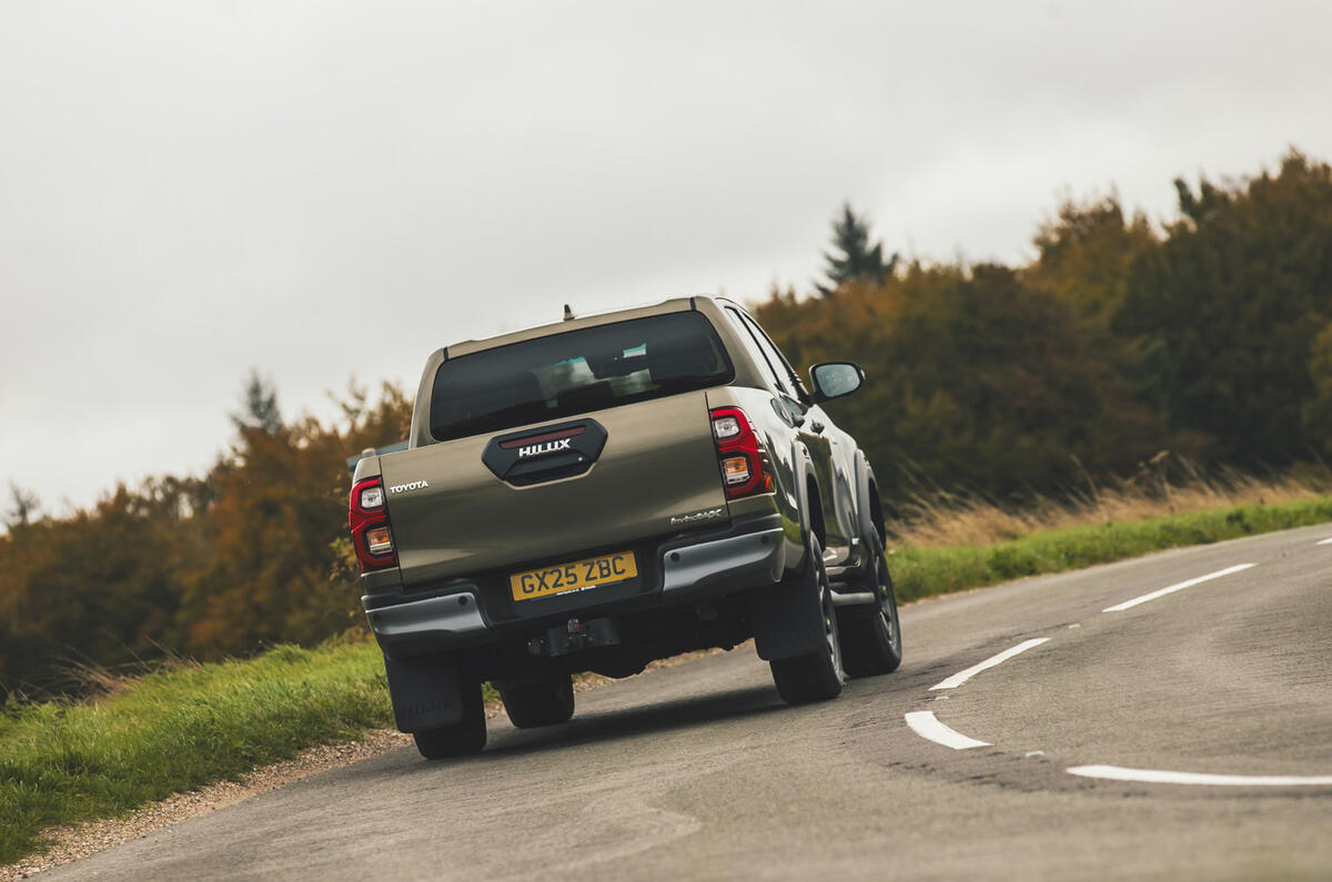 toyota hilux invincible 2025 jh 22