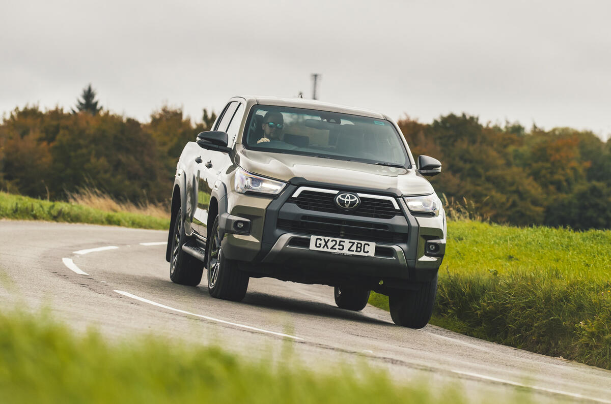 toyota hilux invincible 2025 jh 23