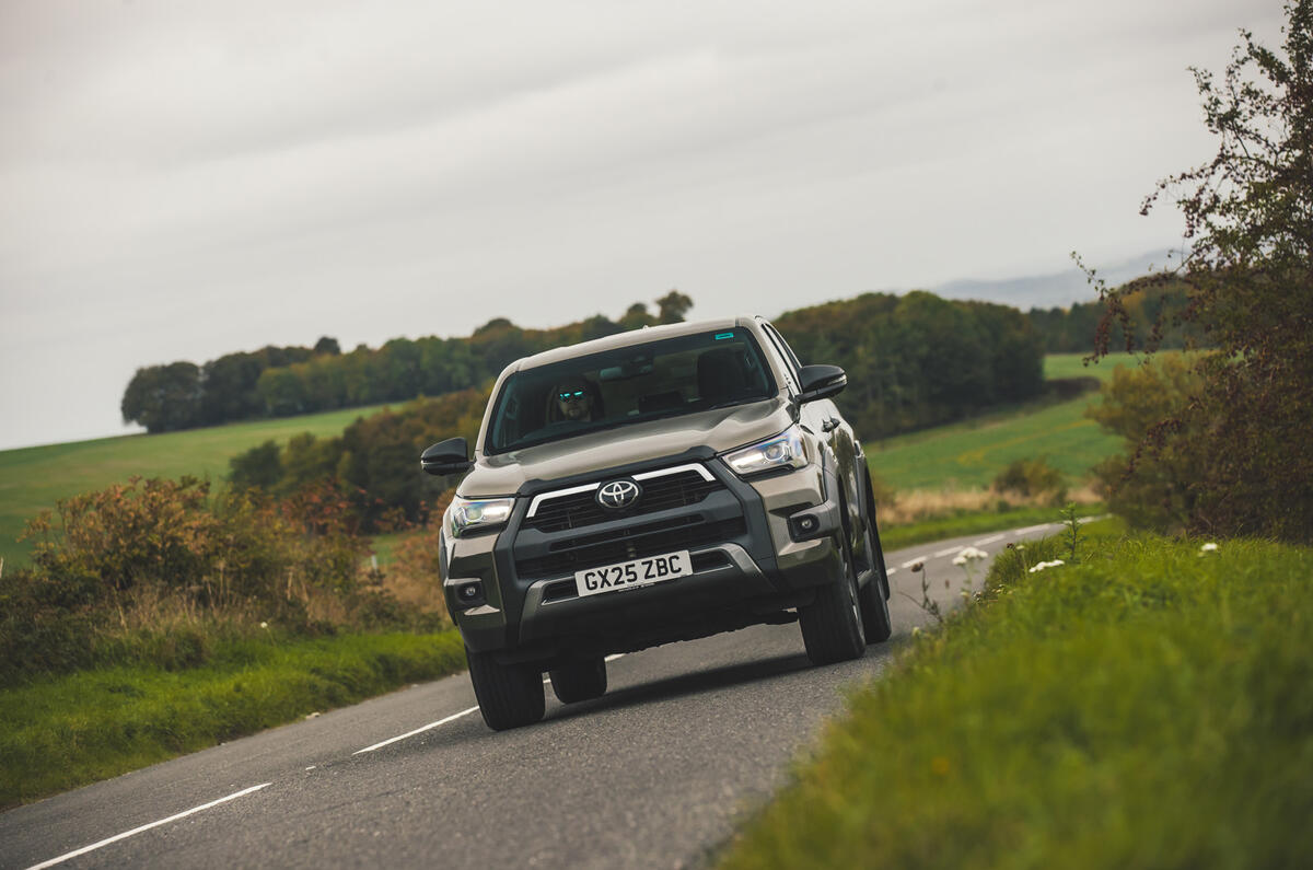 toyota hilux invincible 2025 jh 24