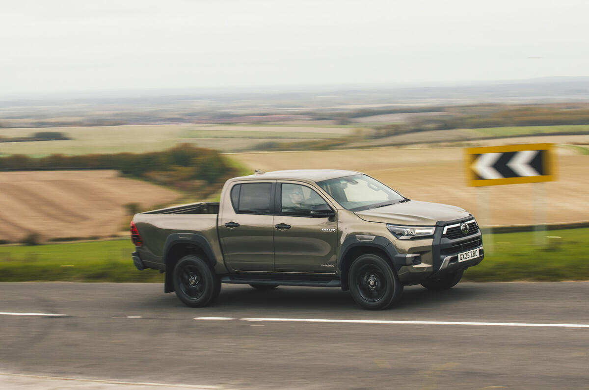 toyota hilux invincible 2025 jh 27