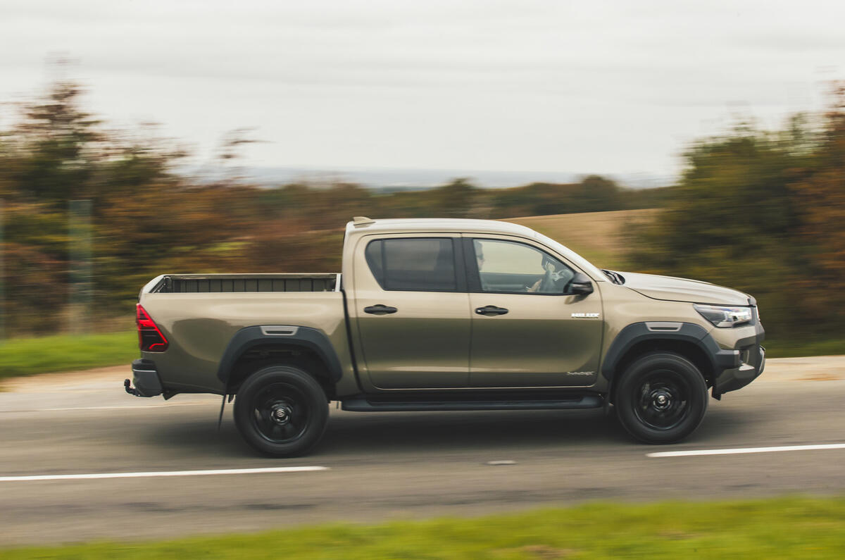toyota hilux invincible 2025 jh 28