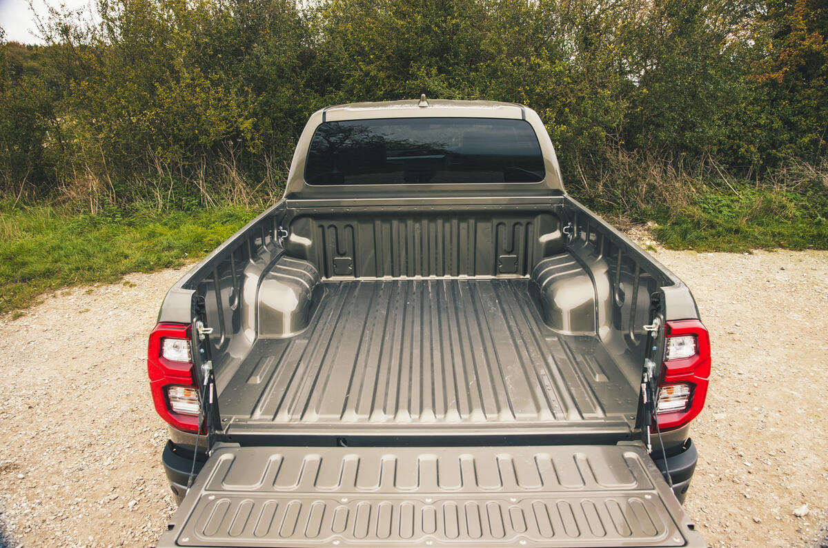 toyota hilux invincible 2025 jh 4