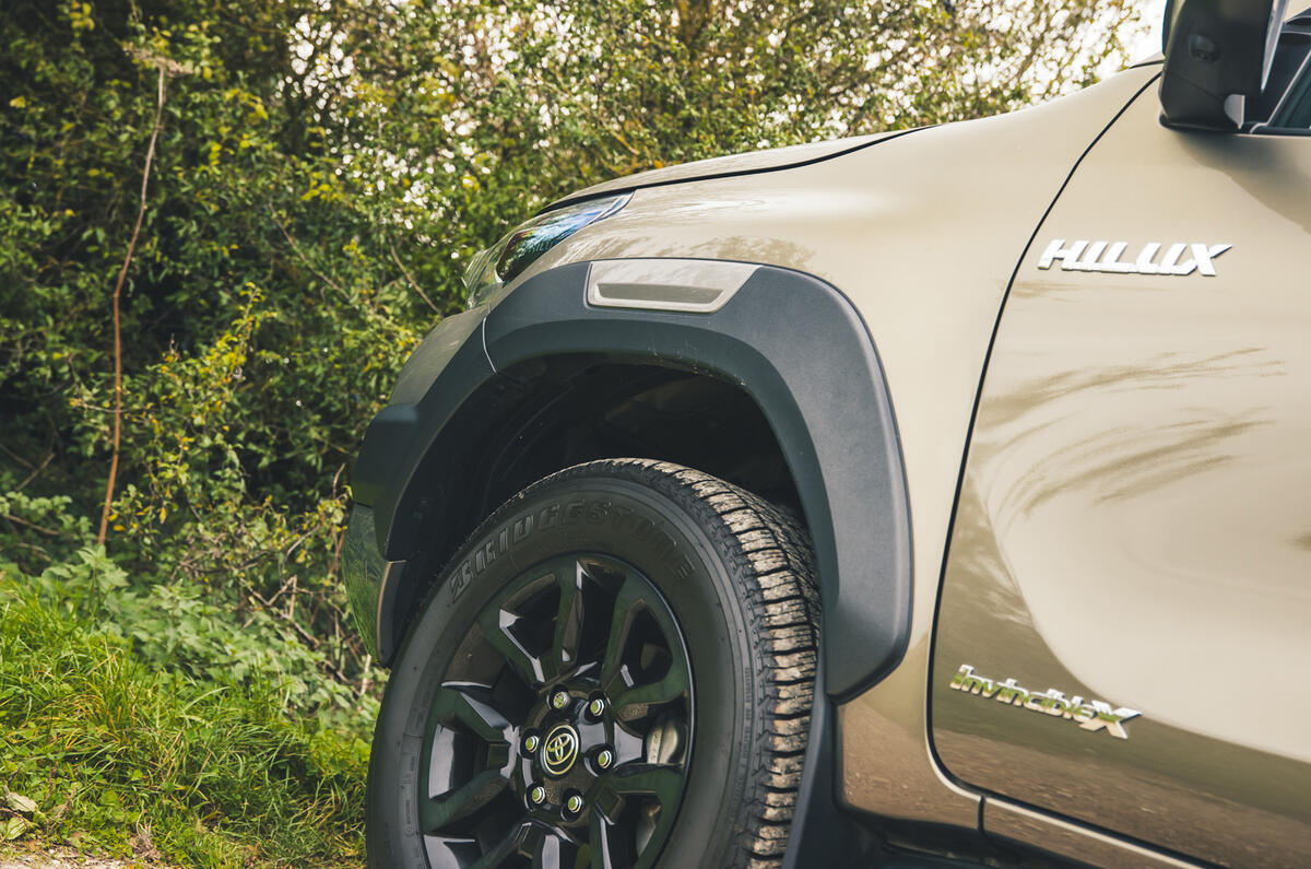 toyota hilux invincible 2025 jh 5