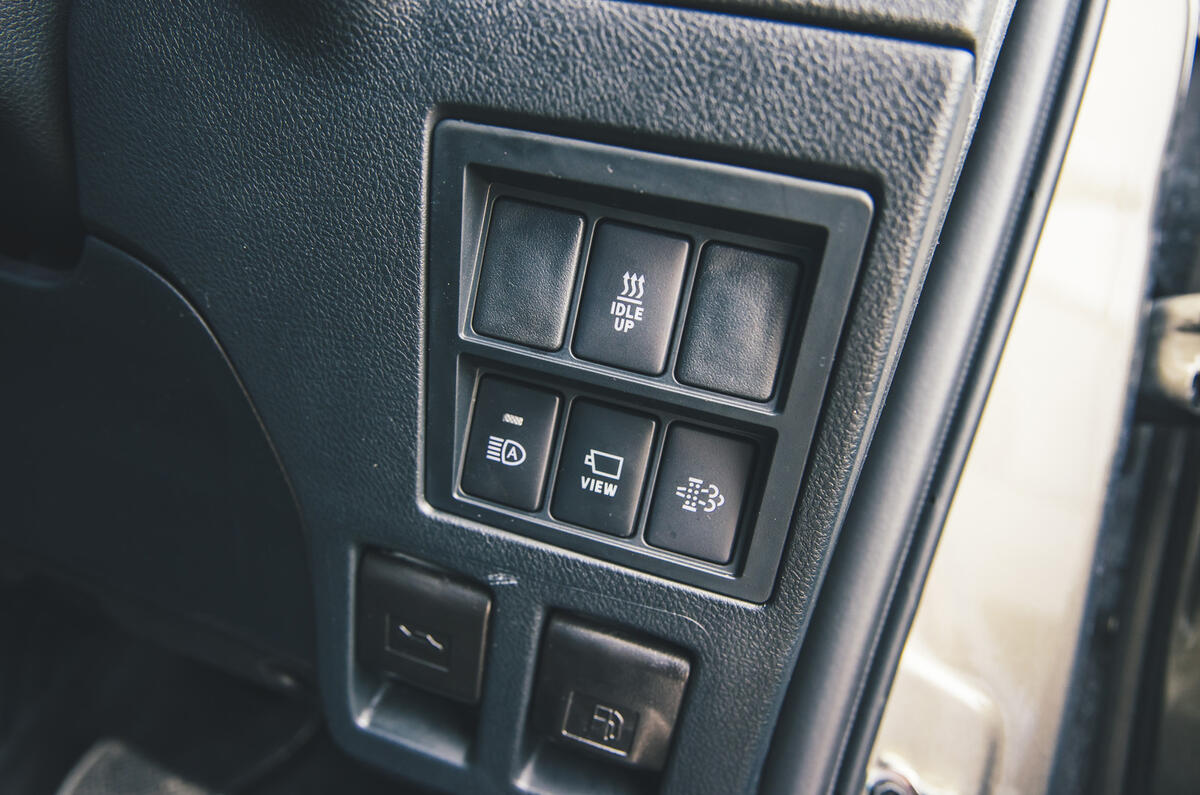 toyota hilux invincible 2025 jh 7