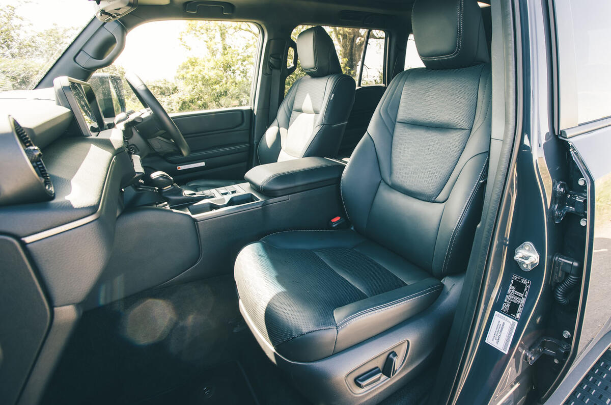 Toyota Land Cruiser 2025 Review sièges avant 25