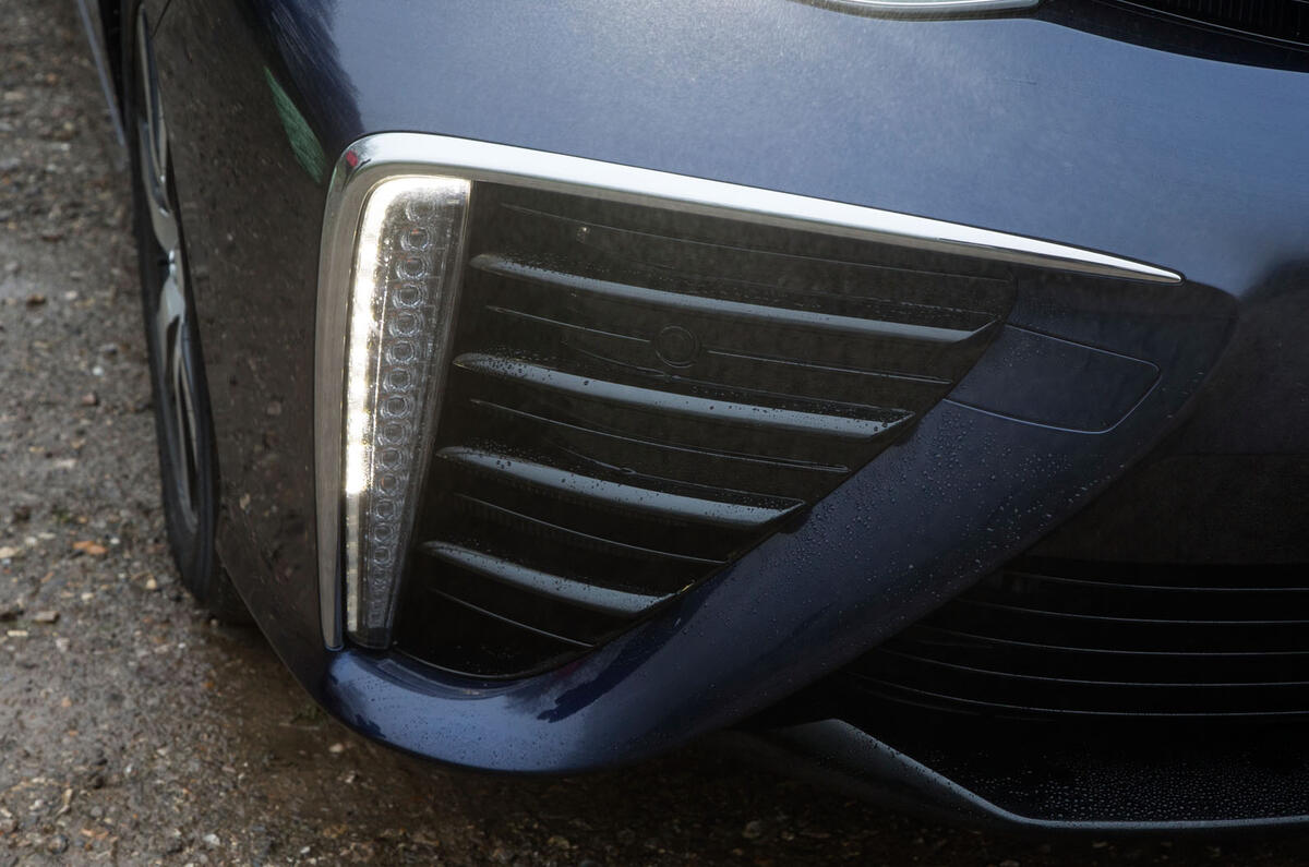 Toyota Mirai day-running-lights