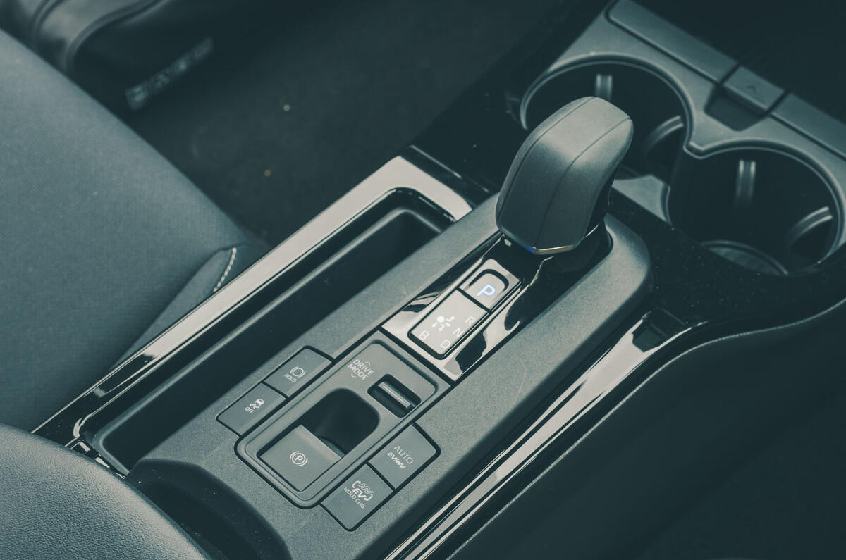 Toyota Prius RT 2025 Review console centrale 11