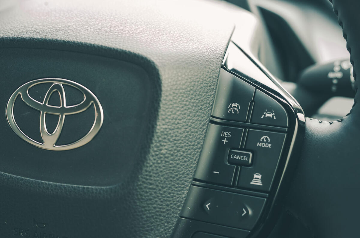 Toyota Prius RT 2025 Review régulateur de vitesse 12