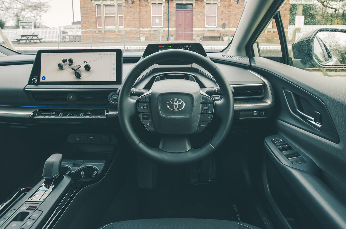 Toyota Prius RT 2025 Review tableau de bord 19