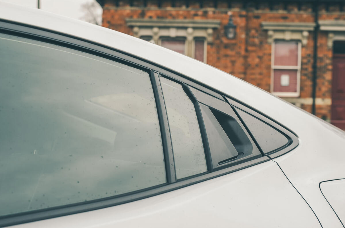 Toyota Prius RT 2025 Review détail poignée de porte 5