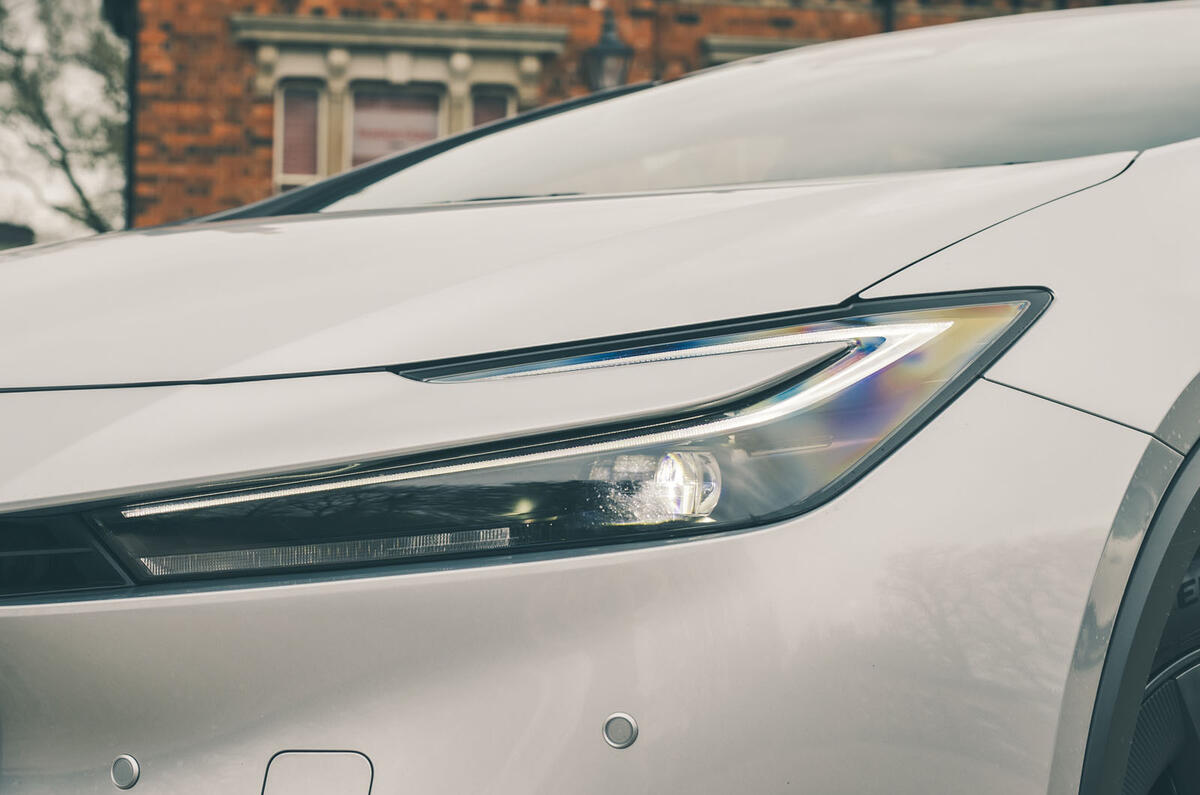 Toyota Prius RT 2025 Review phare 1