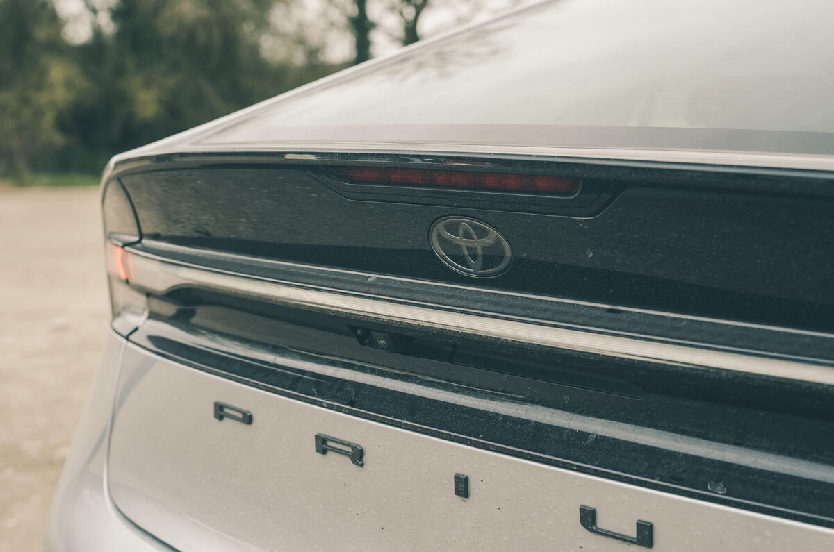 Toyota Prius RT 2025 Review détail arrière 7