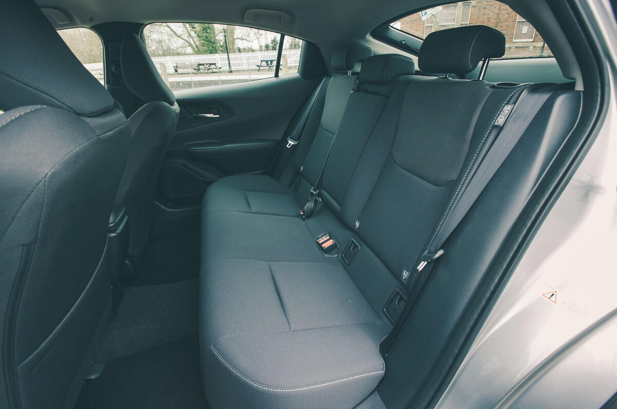 Toyota Prius RT 2025 Review sièges arrière 18
