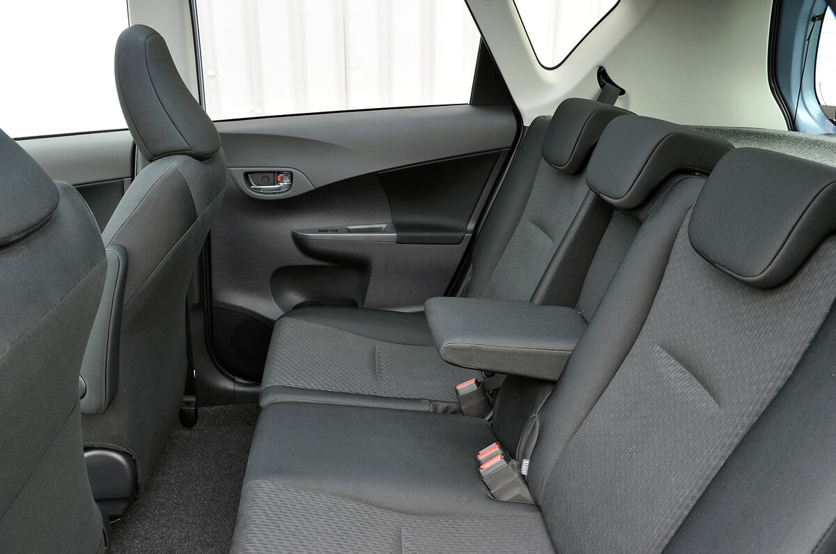 Shame that rear seat doesn’t slide back and forth like in did in the original Yaris Toyota Verso-S rear seats