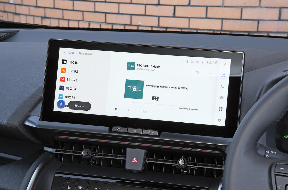Toyota C HR infotainment