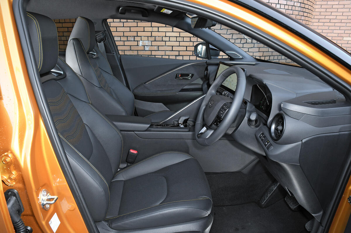 Toyota C HR intérieur latéral
