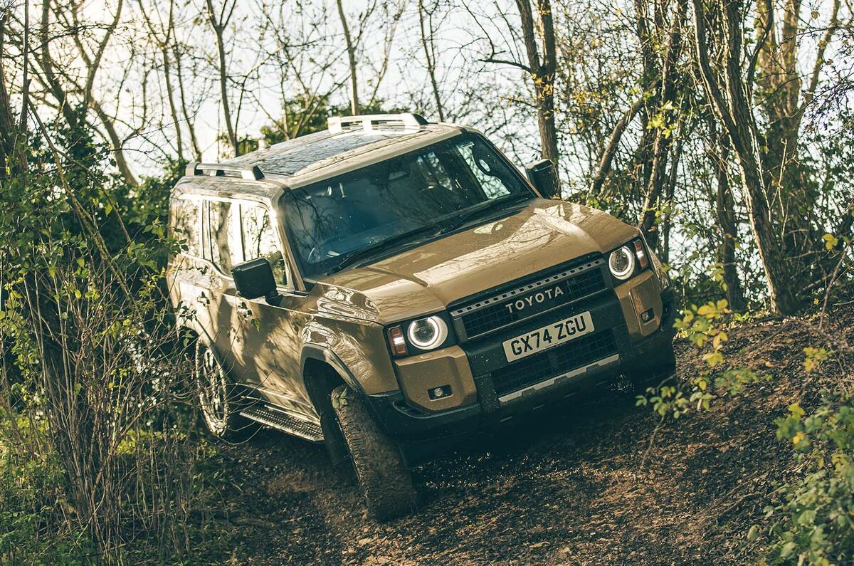 Toyota Land Cruiser avant en descente