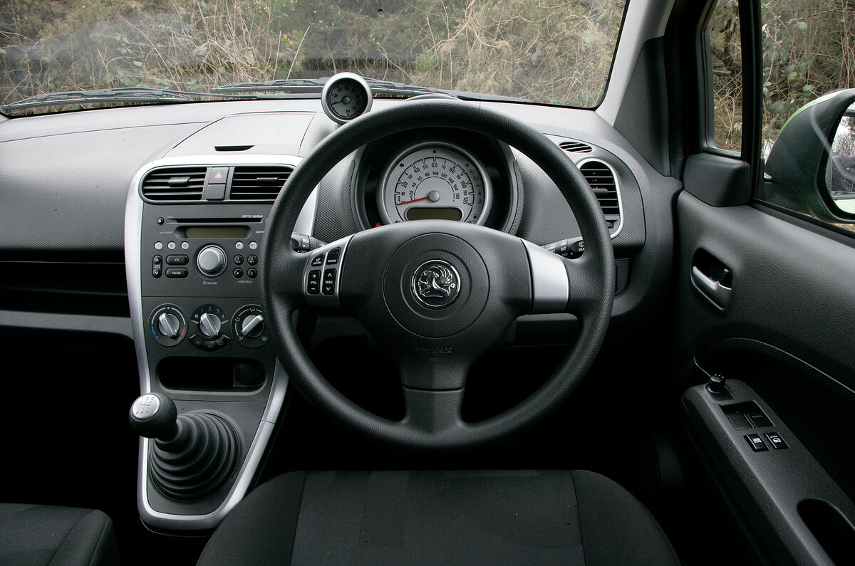 Cabin design is simple, but still imaginative Vauxhall Agila dashboard