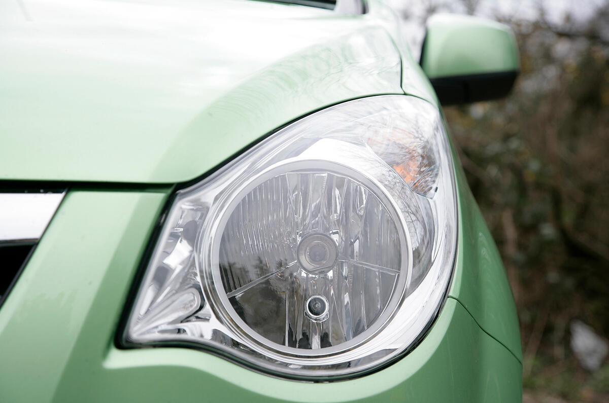 Vast headlights dominate the frontal aspect of the car and they’re some of the best we’ve seen Vauxhall Agila headlight